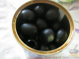 Салат по&#8209;шопски: Открыть баночку маслин.