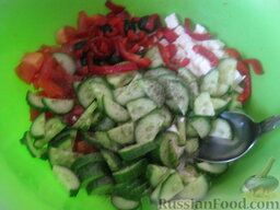 Салат по&#8209;шопски: Все ингредиенты сложить в миску. Посолить. Заправить салат по-шопски уксусом и оливковым маслом.