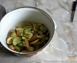 Яблочная шарлотка: Как приготовить яблочную шарлотку:    Яблоки моем и нарезаем дольками.