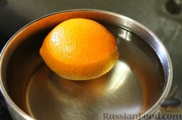 Торт с шоколадным и апельсиновым муссом: Как приготовить шоколадно-апельсиновый торт:    Апельсин помыть хорошо щеткой. Отварить в воде после закипания 5 минут.