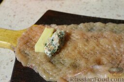 Котлеты по-киевски с сыром и маслом: Теперь кладем на отбитую грудку небольшой кусочек сыра и небольшой комочек масла...