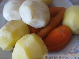 Винегрет с маринованными кабачками: Картофель и морковь промыть, залить водой. Довести до кипения и варить под крышкой на маленьком огне до готовности овощей (20-30 минут). Воду слить, овощи остудить под холодной водой и очистить.