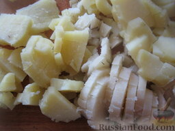 Винегрет с маринованными кабачками: Картофель нарезать кубиками.