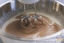 Шоколадный торт: 5. Ввести в яичную смесь растопленный шоколад, взбивать около 1-2 минут.