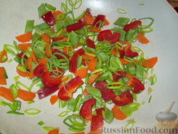 Грибы муэр с овощами: Лук-порей нарезать кружочками. Морковь, плоскую фасоль и болгарский перец нарезать кусочками. Быстро обжарить, 3 минуты.