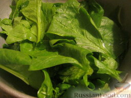 Салат "Овощное наслаждение": Как приготовить овощной салат с пекинской капустой:    Очистить шпинат от черешков, хорошо промыть.