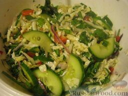 Салат "Овощное наслаждение": Заправить овощной салат с пекинской капустой растительным маслом. Перемешать. Салат 