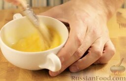 Пасхальный кулич: Разогреть духовку до 190 градусов.  Взбить 1 желток с 1-2 ст. л. молока.