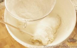 Пасхальный кулич: Постепенно подсыпая просеянную муку с солью, замесить мягкое тесто.