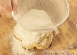 Пасхальный кулич: Вымесить тесто на столе (не меньше 10 минут).