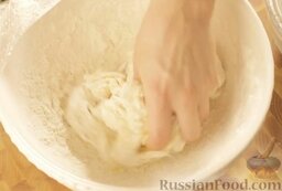 Пасхальный кулич: Положить тесто в смазанную маслом посуду, накрыть пленкой и оставить подходить в тёплом месте на 1,5-2 часа (тесто должно  увеличиться больше, чем в 2 раза).