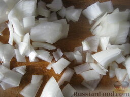 Овощной плов с шампиньонами: Лук репчатый почистить, помыть и нарезать кубиками.
