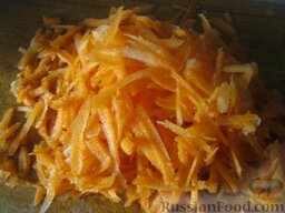 Овощной плов с шампиньонами: Морковь почистить, помыть и натереть на крупной терке. Тыкву очистить, натереть на крупной терке.