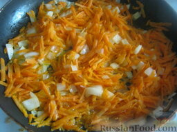 Овощной плов с шампиньонами: Разогреть сковороду, налить растительное масло. В горячее масло выложить лук, тыкву и морковь. Тушить на среднем огне, помешивая, для мягкости (2-3 минуты).