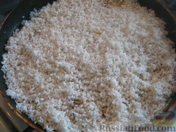 Овощной плов с шампиньонами: На овощи выложить ровным слоем подготовленный рис.