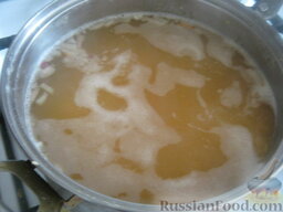 Гороховый постный суп с солеными огурчиками: Воду слить, залить холодной водой. Довести до кипения, периодически снимая пену. Варить около 20 минут.