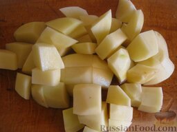 Гороховый постный суп с солеными огурчиками: Почистить и помыть картофель, нарезать кубиками. Выложить в кастрюлю. Варить 15 минут.