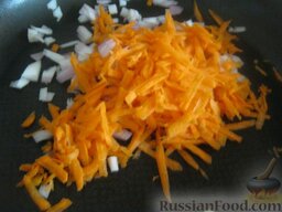 Гороховый постный суп с солеными огурчиками: Почистить и помыть лук и морковь. Морковь натереть на крупной терке. Лук порезать кубиками.