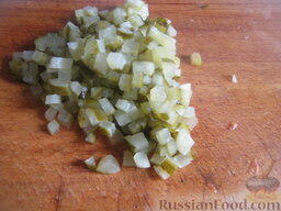 Гороховый постный суп с солеными огурчиками: Соленые огурцы нарезать небольшими кубиками.