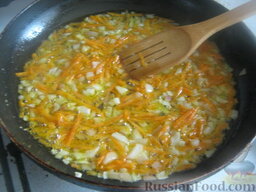 Гороховый постный суп с солеными огурчиками: Разогреть сковороду, налить растительное масло. В горячее масло выложить лук и морковь. Тушить на среднем огне, помешивая, 2-3 минуты.