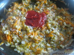 Гороховый постный суп с солеными огурчиками: Затем выложить огурцы, тушить 1 минуту. Добавить томат. Перемешать. Тушить 1 минуту.