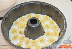 Творожный десерт: В любую форму для выпечки наливаем часть желе, сверху выкладываем бананы, заливаем желе. Так продолжаем до самого верха формы - выкладываем бананы и заливаем желе. Последний слой - желе.