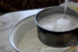 Дрожжевой рулет с маком: Когда дрожжи распустятся в молоке, начинаем замешивать тесто. Добавляем дрожжи в муку.