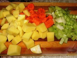 Суп из чечевицы с копченостями: Картофель порезать кубиками, морковь – кружочками. Небольшими кусочками порезать стебли сельдерея. Добавить в бульон. Варить 15-20 минут.