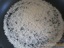 Хумус по-домашнему: В сухую сковороду насыпать кунжут, слегка обжарить кунжутные зерна, помешивая, до легкого золотистого цвета и приятного запаха (2-3 минуты).