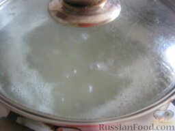 Щи из щавеля по-деревенски: В кипящую воду поместить рис и картофель. Довести до кипения. Убавить огонь до минимального, варить около 20 минут под крышкой.