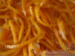 Рулет из лаваша с овощами: Первым слоем выложить корейскую морковь.