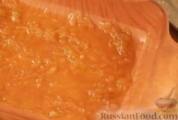 Карп, запеченный с медом: Разогреваем духовку до 180 градусов.  В форму для выпечки наливаем несколько столовых ложек медового соуса.