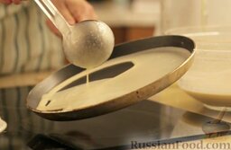 Блины на молоке: Разогреваем сковороду для блинов, смазываем ее растительным маслом.   Тесто для блинов на молоке наливаем половником (примерно 1/2 или 2/3) на сковороду и быстро распределяем тесто по ее поверхности.
