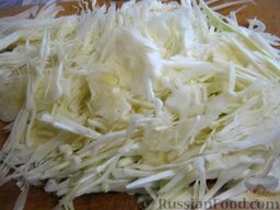 Маринованная капуста по-корейски: Как приготовить маринованную капусту по-корейски:    Капусту белокочанную нарезать тонкой соломкой.