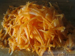 Маринованная капуста по-корейски: Почистить и помыть морковь, натереть на крупной терке.
