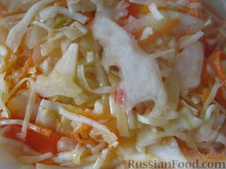 Маринованная капуста по-корейски: В миске соединить морковь, капусту, чеснок и перец чили. Хорошо перемешать. Залить маринадом. Накрыть крышкой и так оставить до полного остывания.
