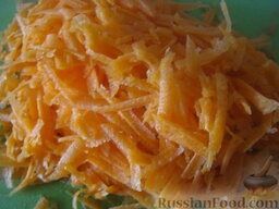 Каша рисовая с тыквой в мультиварке: Морковь почистить, помыть, натереть на крупной терке.