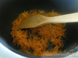 Каша рисовая с тыквой в мультиварке: Залить растительное масло в чашу мультиварки, выложить лук и морковь. Обжарить овощи, помешивая, 2-3 минуты..