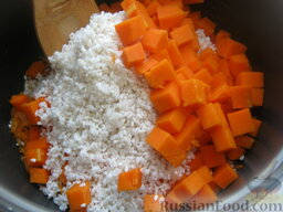 Каша рисовая с тыквой в мультиварке: В чашу добавить рис и тыкву. Посолить, добавить специи.
