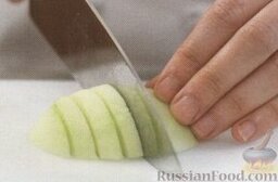 Закрытый яблочный пирог: 2. Порезать яблоки ломтиками толщиной 0,5 сантиметра.