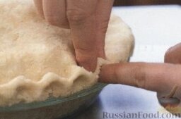 Закрытый яблочный пирог: 12. При желании можно сделать  фигурную кромку. В поверхности пирога сделать несколько проколов ножом, чтобы во время выпекания из них выходил пар.    13. Смазать яблочный закрытый пирог взбитым белком и посыпать 1 столовой ложкой коричневого сахара.     14. Поместить пирог в разогретую духовку и выпекать около 25 минут, до золотистого цвета, уменьшить температуру до 180 градусов и готовить яблочный пирог еще 25-30 минут, до коричневой корочки.   Готовый яблочный закрытый пирог оставить на решетке до полного охлаждения, примерно на 2 часа.