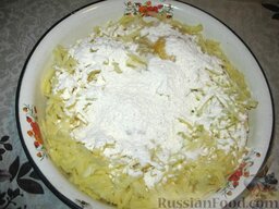 Картофельный латкес: Добавить яйца, разрыхлитель, муку и соль.