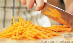 Борщ украинский: Морковь нарезаем сперва тонкими пластинками, а затем соломкой.