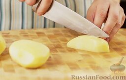 Борщ украинский: Картофель нарезаем кубиками.