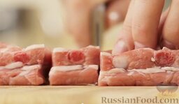 Борщ украинский: Свиные ребрышки нарезаем кусочками.