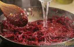 Борщ украинский: Добавляем томатную пасту, немного горячей воды и тушим на среднем огне 20-30 минут.