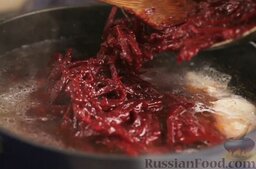 Борщ украинский: В бульон добавляем картофель.    Когда картошка будет готова (примерно через 15-20 минут), добавляем тушеные овощи, солим, перчим по вкусу.