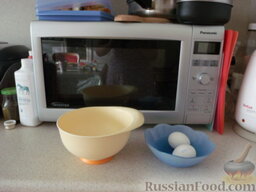"Ленивый" омлет: Как приготовить омлет:    Берём два яйца и ёмкость с высокими краями (миску).