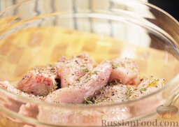 Кролик, запеченный в сливках, с овощами: Куски кролика складываем в миску, приправляем солью, перцем, тимьяном и оливковым маслом. Хорошо перемешиваем.