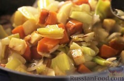 Кролик, запеченный в сливках, с овощами: Включаем духовку.  Обжаренные овощи добавляем к кролику.